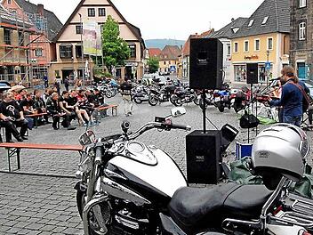 Die Christlichen Motorradfreunde Frankens (CMF) hatten sich zum Gottesdienst auf dem Lichtenfelser Marktplatz versammelt. Foto: Andreas Welz