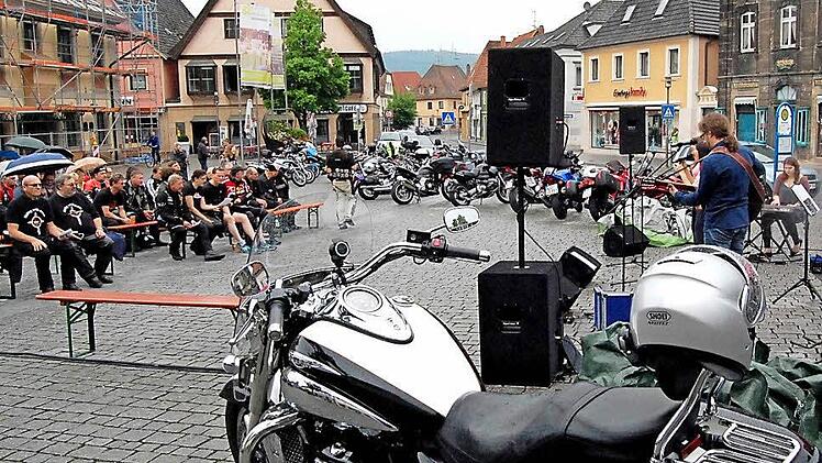 Die Christlichen Motorradfreunde Frankens (CMF) hatten sich zum Gottesdienst auf dem Lichtenfelser Marktplatz versammelt. Foto: Andreas Welz