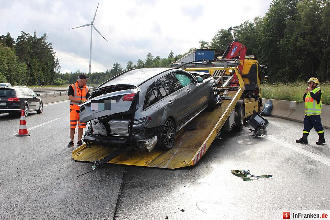 Mercedes gerät bei Starkregen ins Schleudern - Fahrer touchiert zwei Lkws