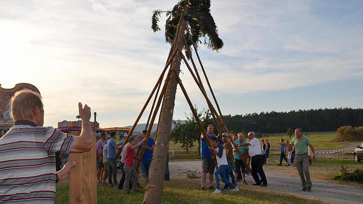 Wolfgang Rottenberger (links) dirigiert, wie der Plobaum am besten platziert wird. Foto: Kathrin Kupka-Hahn