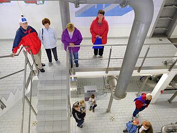 Besucher schauen sich im Wasserwerk Ganstal um. Foto: Gerd Schaar