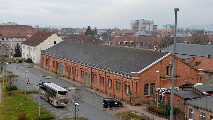 Die ehemalige Reithalle auf dem Gelände der Lagardekaserne in Bamberg ist zweifellos eine attraktive Immobilie. Doch ihre künftige Nutzung ist umstritten.  Foto: Ronald RInklef