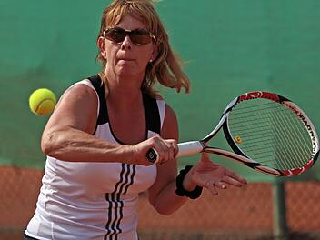 Die Konzentration ist ihr ins Gesicht geschrieben. Vorbildlich agierte Mathilde Hofmann, die ihr Einzel souverän absolvierte und im Doppel mit Sylvia Dona im Match-Tiebreak triumphierte.  Foto: Klaus Gagel