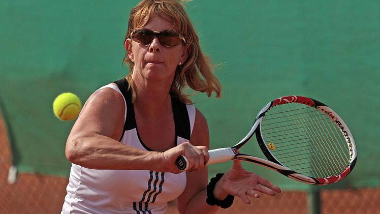 Die Konzentration ist ihr ins Gesicht geschrieben. Vorbildlich agierte Mathilde Hofmann, die ihr Einzel souverän absolvierte und im Doppel mit Sylvia Dona im Match-Tiebreak triumphierte.  Foto: Klaus Gagel
