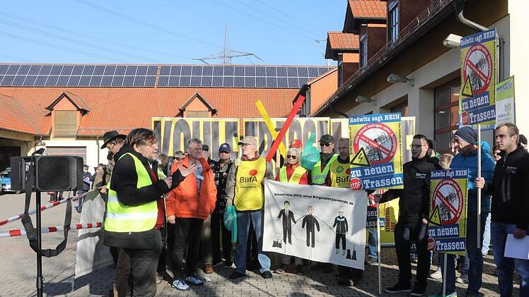 Die Demonstration in Redwitz vor dem Feuerwehrhaus.