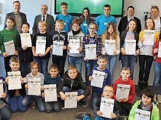 So stolz als hätten sie gute Zeugnisse erhalten waren die Schülerinnen und Schüler, die an dem Kurs teilgenommen haben. Die hintere Reihe zeigt (von links): Schulleiter Hartmut Weis, Landrat Wilhelm Schneider, Matthias, Nadine und Florian und Christian Ziegler vom Bayernwerk sowie Lehrer Heinrich Wich.  Foto: Helmut Will