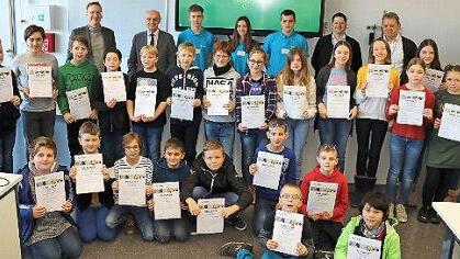 So stolz als hätten sie gute Zeugnisse erhalten waren die Schülerinnen und Schüler, die an dem Kurs teilgenommen haben. Die hintere Reihe zeigt (von links): Schulleiter Hartmut Weis, Landrat Wilhelm Schneider, Matthias, Nadine und Florian und Christian Ziegler vom Bayernwerk sowie Lehrer Heinrich Wich.  Foto: Helmut Will