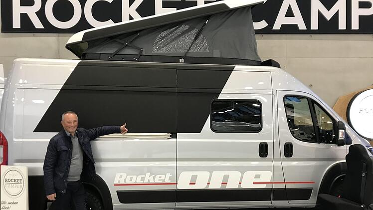 Mario Volklandt vor dem RocketOne der Rocket Camper GmbH aus Remshalden. Der Kastenwagen wird in der Fachpresse gefeiert und soll in Schildeck gebaut werden. Foto: volklandt-consulting