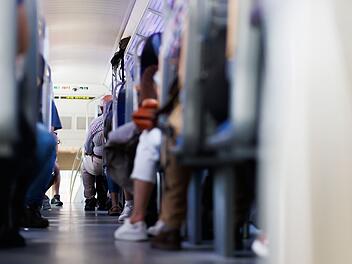 Wei&szlig;enburg: Zugbegleiterin im Regionalexpress angegriffen - trotz "Hilferufen" r&uuml;hrt sich niemand