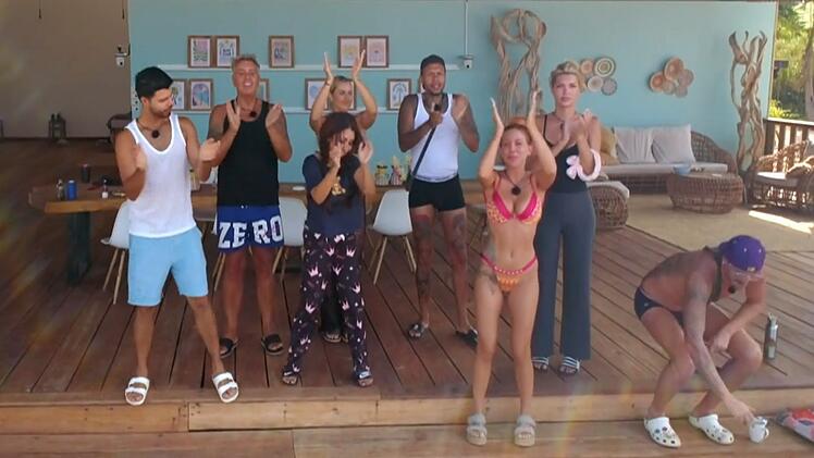 Das waren sie, die acht Finalisten, die sich um die Nachfolge von Calvin Kleinen mühten: Martin Angelo, Frank Fussbroich, Pinar Sevim, Laura Blond, Jona Steinig, Tara Tabitha, Giuliana Farfalla und Dennis Lodi (von links).
