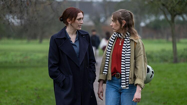 Alison (Rose Ayling-Ellis, rechts) trifft sich mit Ashleigh Francis (Charlotte Ritchie) um den Stand der Ermittlungen auszutauschen.