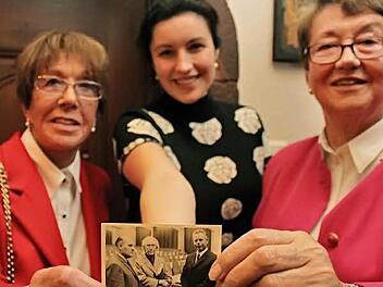 Barbara Probst (links), Stepanie Pfeiffer (rechts) und Dorothee Bär (Mitte) zeigen ein altes Foto, auf dem Dr. Maria Probst mit den  CSU-Abgeordneten Zeißner und Adelberger  zu sehen ist. Foto: Markus Reeh