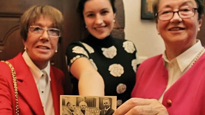 Barbara Probst (links), Stepanie Pfeiffer (rechts) und Dorothee Bär (Mitte) zeigen ein altes Foto, auf dem Dr. Maria Probst mit den  CSU-Abgeordneten Zeißner und Adelberger  zu sehen ist. Foto: Markus Reeh