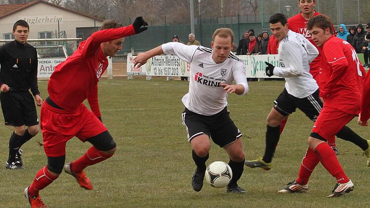 An der Strafraumgrenze versucht sich der Sander Bernd Pankratz (Zweiter von links) durchzusetzen, dahinter sein Mitspieler Dominik Barth.