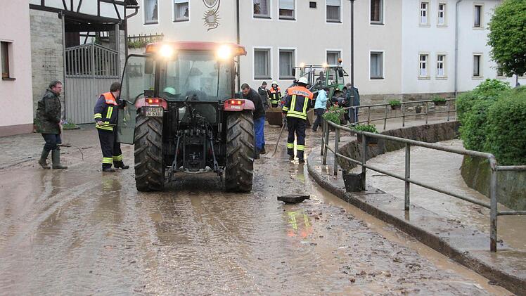 Mit Traktoren mit Frontladern schoben die Altershäuser den Boden weg.