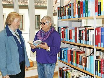 Sehr zufrieden sind die Leitern des Biz, Amelie Ebert (links), und die Leiterin des Tageszentrums für psychisch kranke Menschen der Caritas, Birgit Hofmann-Betz, über die gelungene Kooperation in Sachen Ehrenamt.  Foto: Sabine Weinbeer