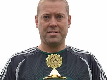 29 Treffer in der B-Klasse Rhön 2: Über den Torjägerpokal der Saale-Zeitung freut sich Ramsthals Holger Späth. Foto: Jürgen Schmitt