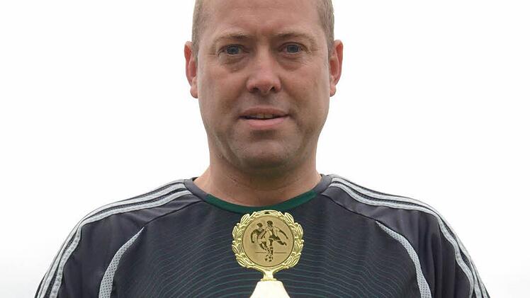 29 Treffer in der B-Klasse Rhön 2: Über den Torjägerpokal der Saale-Zeitung freut sich Ramsthals Holger Späth. Foto: Jürgen Schmitt