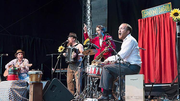 Gankino Circus beim Auftritt im Tambacher Schlosshof.Foto: Albert Höchstädter