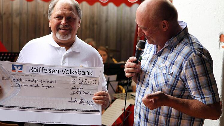 Kirchenpfleger Peter Scherner (rechts) freute sich über den Scheck in Höhe von 2500 Euro aus den Händen von Obmann Rudi Hempfling. Foto: Michael Wunder