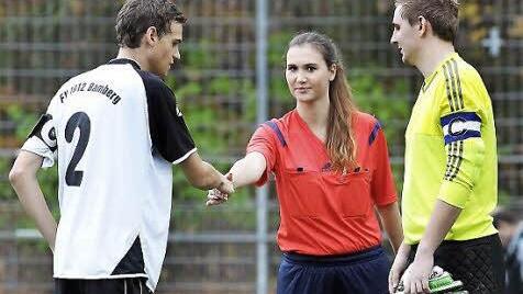 Schiedsrichterin Anja Gebhard begrüßt die beiden Spielführer Sebastian Lohneiß (FV 1912/l.) und Philipp Stößel.
