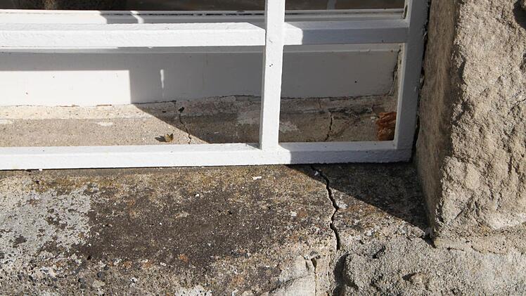 Die Schäden sind sogar noch im Auerhahnweg sichtbar. Hier ein Riss am evangelischen Pfarramt im Oktober 2013. Foto: Ulrike Müller