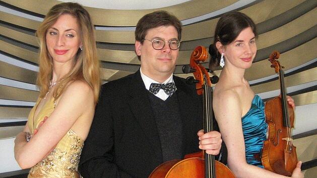 Sie spielen am Sonntag, 2. April, im Rossini-Saal Werke von Schostakowitsch, Weinberg und Mendelssohn-Bartholdy: Das Klaviertrio W&uuml;rzburg mit (von links) Karla-Maria Cording, Peer-Christoph Pulc und Katharina Cording.  Foto: Eva Cording