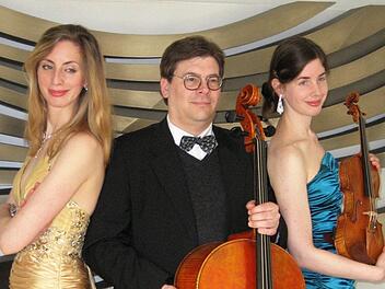 Sie spielen am Sonntag, 2. April, im Rossini-Saal Werke von Schostakowitsch, Weinberg und Mendelssohn-Bartholdy: Das Klaviertrio Würzburg mit (von links) Karla-Maria Cording, Peer-Christoph Pulc und Katharina Cording.  Foto: Eva Cording