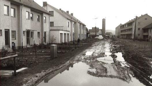 Hatte 1965 ihren Namen nicht verdient: die Tilsiter "Straße"; hinten, links die Kreuzkirche. Foto: Archiv Stephan Tiroch