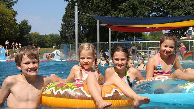 Emil Bohl (12), Mathilda G&ouml;ller (8), Ida Bohl (9) und Marlene G&ouml;ller (8, von links) besuchen in  ihren Ferien das M&auml;rchenbad.