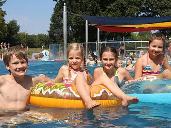 Emil Bohl (12), Mathilda G&ouml;ller (8), Ida Bohl (9) und Marlene G&ouml;ller (8, von links) besuchen in  ihren Ferien das M&auml;rchenbad.