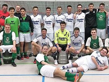 Ein spannendes Finale boten beim TSV Weißenbrunn um Mitternacht der spätere Sieger FC Mitwitz (weiße Trikots) gegen den SV Wolfers-/Neuengrün (grüne Trikots). Unser Bild zeigt die beiden Teams nach der Siegerehrung in freundschaftlicher Art mit (links) Christian Höfner vom Turnier-Sponsor Gampertbräu und (rechts) TSV-Vorsitzenden Jörg Neubauer.  Foto: privat