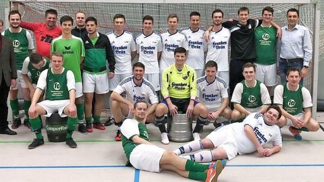 Ein spannendes Finale boten beim TSV Weißenbrunn um Mitternacht der spätere Sieger FC Mitwitz (weiße Trikots) gegen den SV Wolfers-/Neuengrün (grüne Trikots). Unser Bild zeigt die beiden Teams nach der Siegerehrung in freundschaftlicher Art mit (links) Christian Höfner vom Turnier-Sponsor Gampertbräu und (rechts) TSV-Vorsitzenden Jörg Neubauer.  Foto: privat