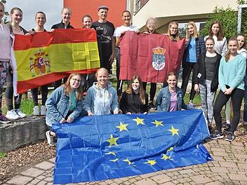 Drei Generationen: Diese Schüler des Herzogenauracher Gymnasiums waren bereits in Salamanca oder fahren heuer dorthin. Lehrer Martin Schlund-Götz (Mitte) ist dabei.  Foto: Bernhard Panzer