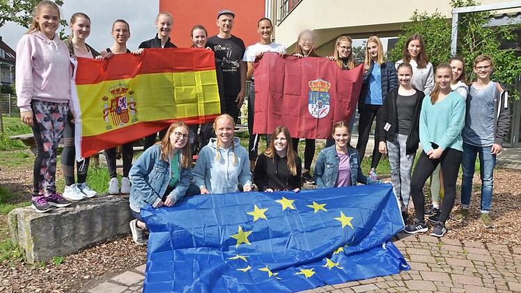 Drei Generationen: Diese Schüler des Herzogenauracher Gymnasiums waren bereits in Salamanca oder fahren heuer dorthin. Lehrer Martin Schlund-Götz (Mitte) ist dabei.  Foto: Bernhard Panzer
