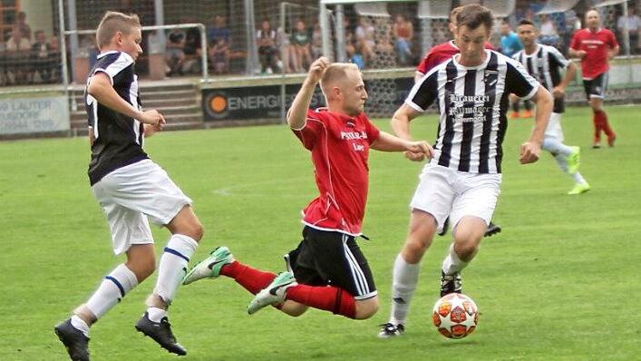 Der zweifache Torschütze der SpVgg Lauter, Jonas Cron (Mitte), wird hier durch ein Foul des Pettstadters Jens Gütlein (links) gestoppt. Foto: Günther Geiling