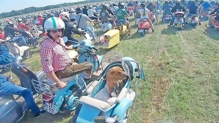 5000 Rollerfans trafen sich in Ungarn zu den "Vespa World Days". Ein Filmteam der Deutschen Welle begleitete hierbei Michael Auer aus Maineck und seine Hündin Mia. Ehefrau Silke gelang dieser Schnappschuss mit einer Helmkamera, die ihr der Sender zur Verfügung gestellt hatte. Foto: privat