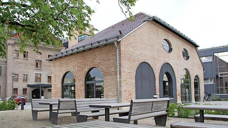 Das sanierte Heizhaus auf dem Gelände der Fortuna-Kulturfabrik samt Außenanlage wartet auf Belebung.  Foto: Andreas Dorsch