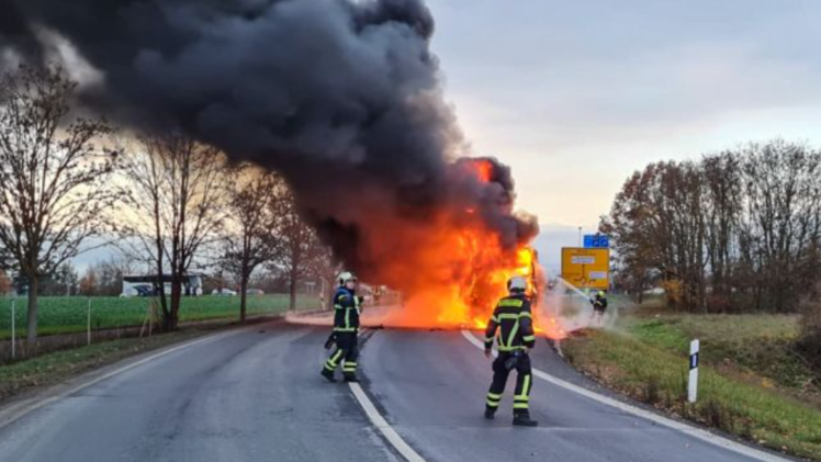 Unfall auf A70 bei Schweinfurt: Bus der Bamberger Symphoniker brennt komplett aus