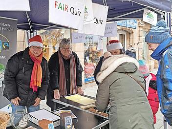Klimaschutzmanagerin Ingrid Flieger (links) mit Brigitte Soziaghi und Uschi Prawitz von der lokalen Steuerungsgruppe des Fairtrade-Landkreises