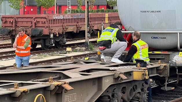 G&uuml;terzug erfasst Auto auf Gleisen im Kreis Ansbach