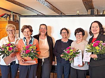 Ehrungen bei der Frauen-Union (von links) Brigitte Wolf (40 Jahre), Gerda Kr&uuml;ger (40 Jahre), Nikola Renner (FU-Bezirksvorsitzende), Dr. Gudrun Heil-Franke (FU-Ortsvorsitzende), Isolde Anst&ouml;tz (25 Jahre) und Marion Albert-Schneider (zehn Jahre)Foto...