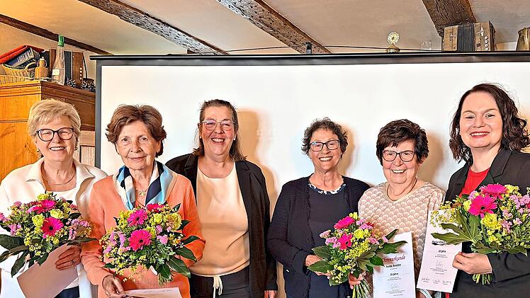 Ehrungen bei der Frauen-Union (von links) Brigitte Wolf (40 Jahre), Gerda Kr&uuml;ger (40 Jahre), Nikola Renner (FU-Bezirksvorsitzende), Dr. Gudrun Heil-Franke (FU-Ortsvorsitzende), Isolde Anst&ouml;tz (25 Jahre) und Marion Albert-Schneider (zehn Jahre)Foto...