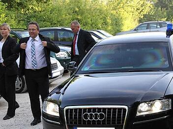 Begleitet von Sicherheitsbeamten kommt Bundesinnenminister Hans-Peter Friedrich (2.v.l.) in Stiebarlimbach an. Fotos: Erlwein
