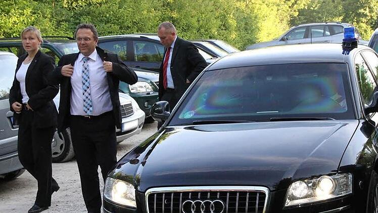 Begleitet von Sicherheitsbeamten kommt Bundesinnenminister Hans-Peter Friedrich (2.v.l.) in Stiebarlimbach an. Fotos: Erlwein