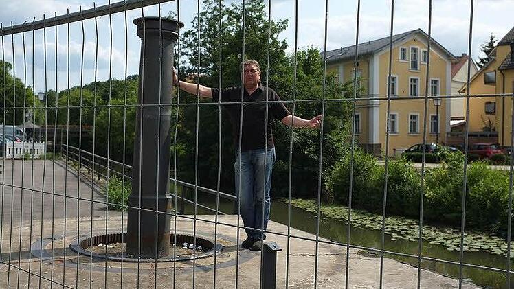 Werner Richter am Bauzaun, der seit 2011 das Festivalgelände "ziert". Bauarbeiten? Fehlanzeige!   Foto: Petra Mayer