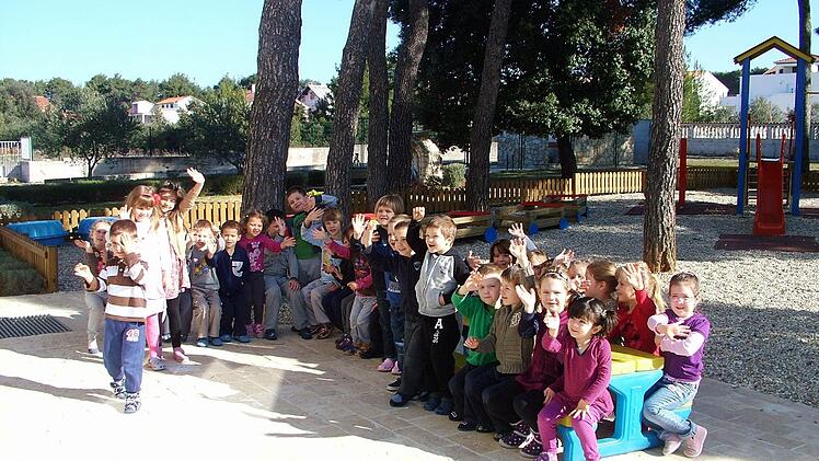 Kinder des Kindergartens Bibinje in ihrem neuen Außenspielbereich