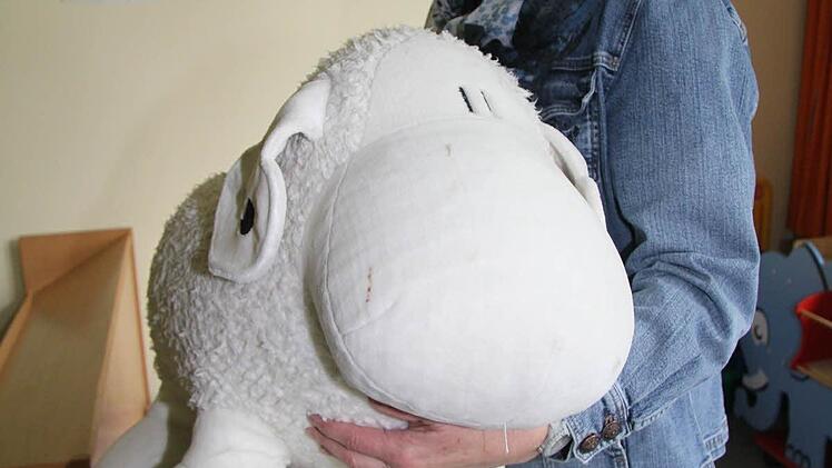 "Das Schaf muss auch noch mit", sagt Kindergartenleiterin Ute Böhm.