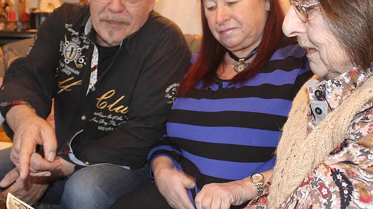 Ein einziges Foto, ein ziemlich kleines dazu, haben Ingrid (in der Mitte) und ihr Mann Wilhelm (links) gefunden, auf dem die Großcousine und ihre Großtante Ida (rechts ) im Kreis der Familie zu sehen sind. Familiennachmittage wird es in Zukunft regelmäßig geben.   Foto: Sarah Dann