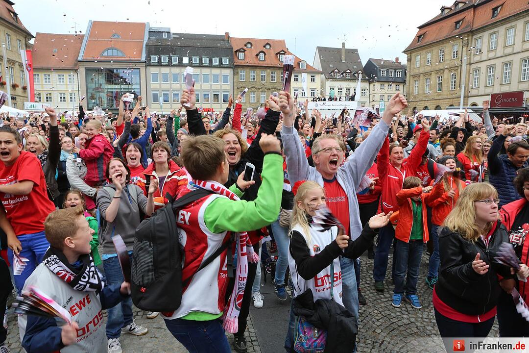 Fans des Spiela der Brose-Baskets am Maxplatz; Brose-Baskest sind Meister; Foto: Barbara Herbst